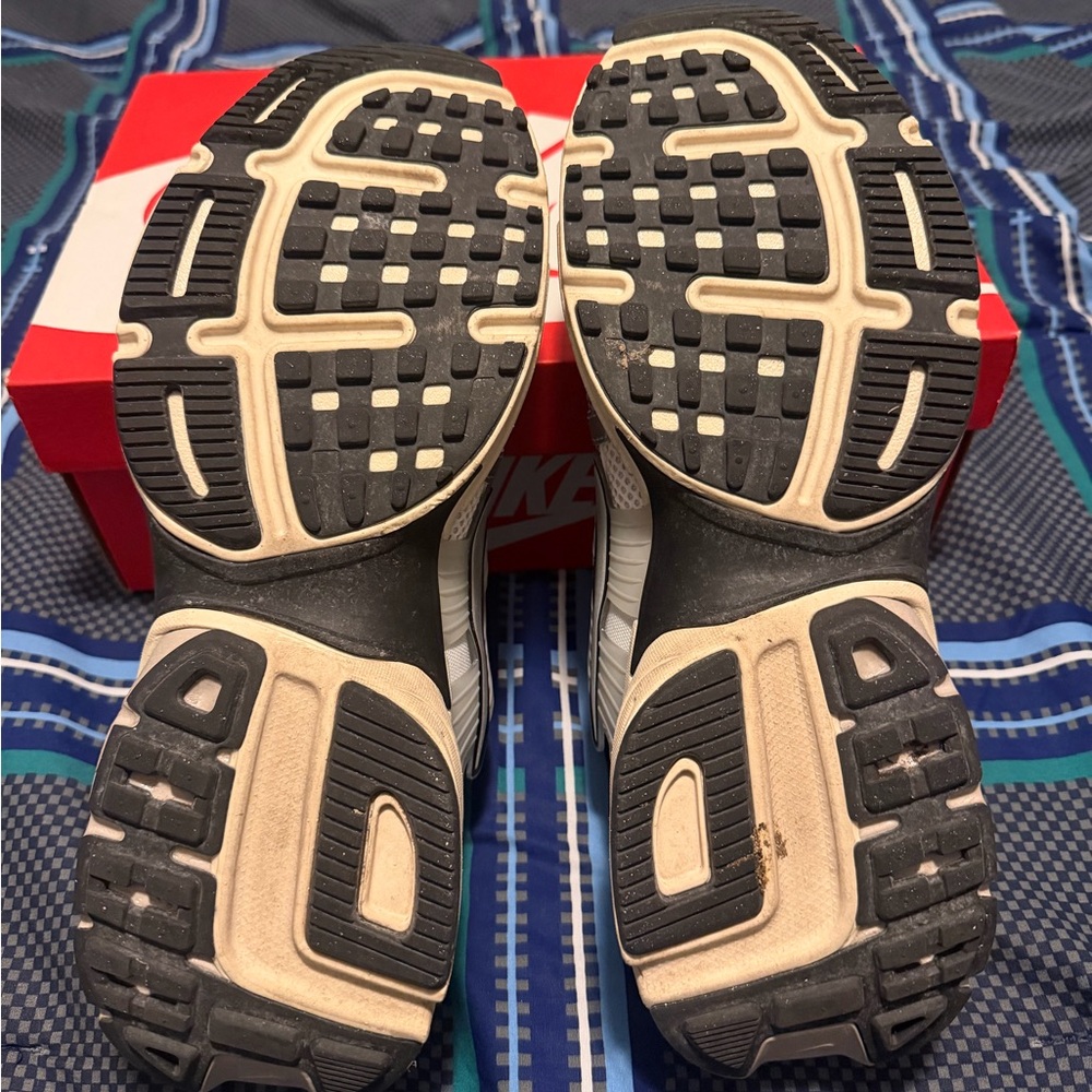 Nike Men’s Silver and White Mesh Trainer Sneakers - Picture 8 of 8